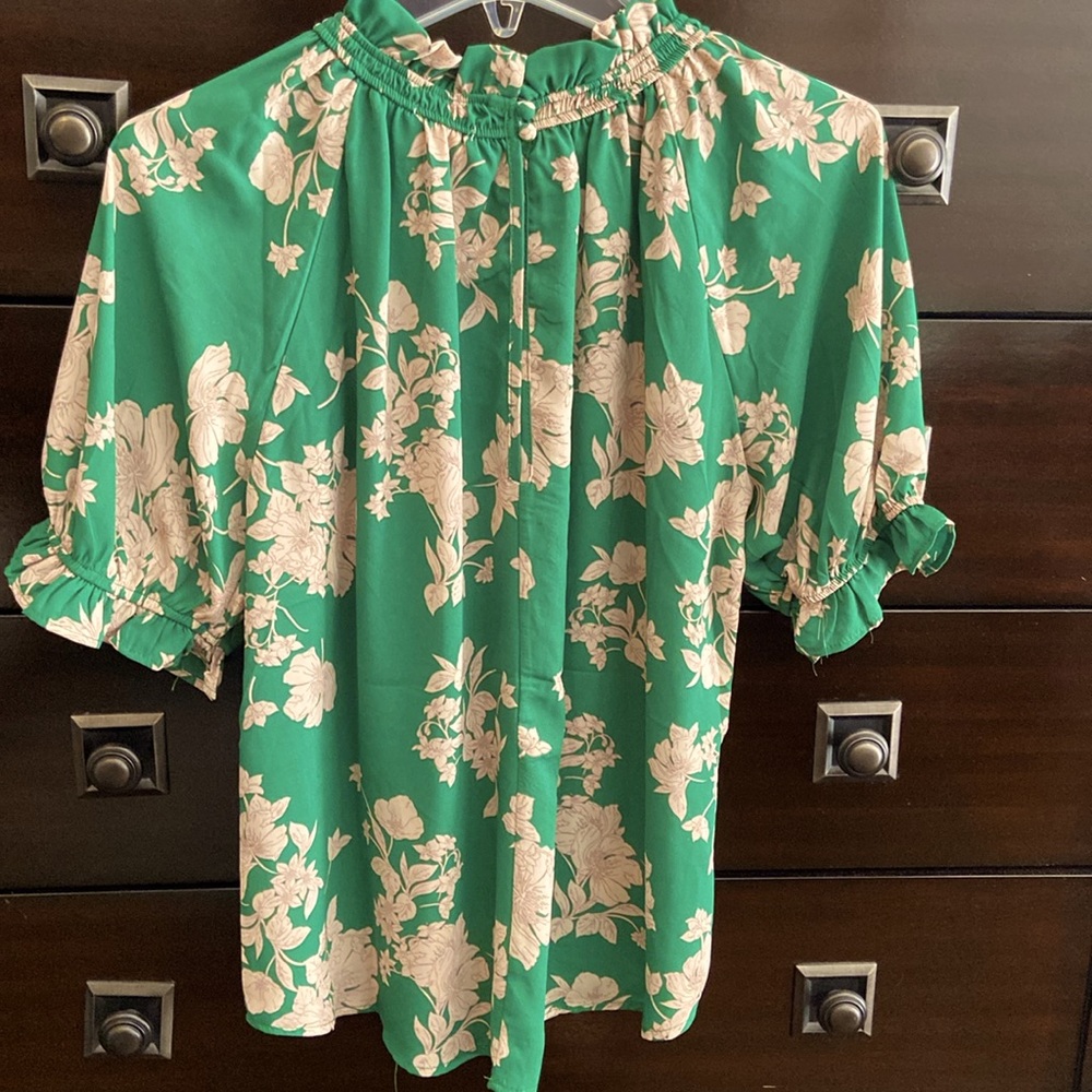 Sale! Beautiful green blouse with floral print, size S, by Sienna Sky. NWT - Picture 4 of 8